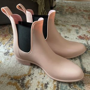 JCrew soft/light pink womens rain ankleboot. Size 6.